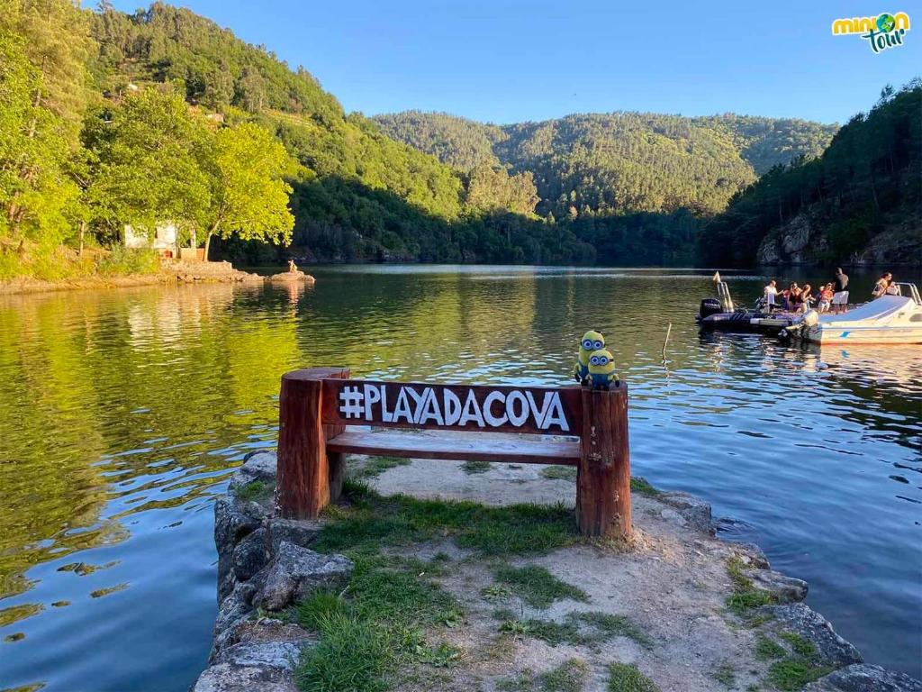 a bench in the middle of a lake with a boat at Casa Lamela in Villasante
