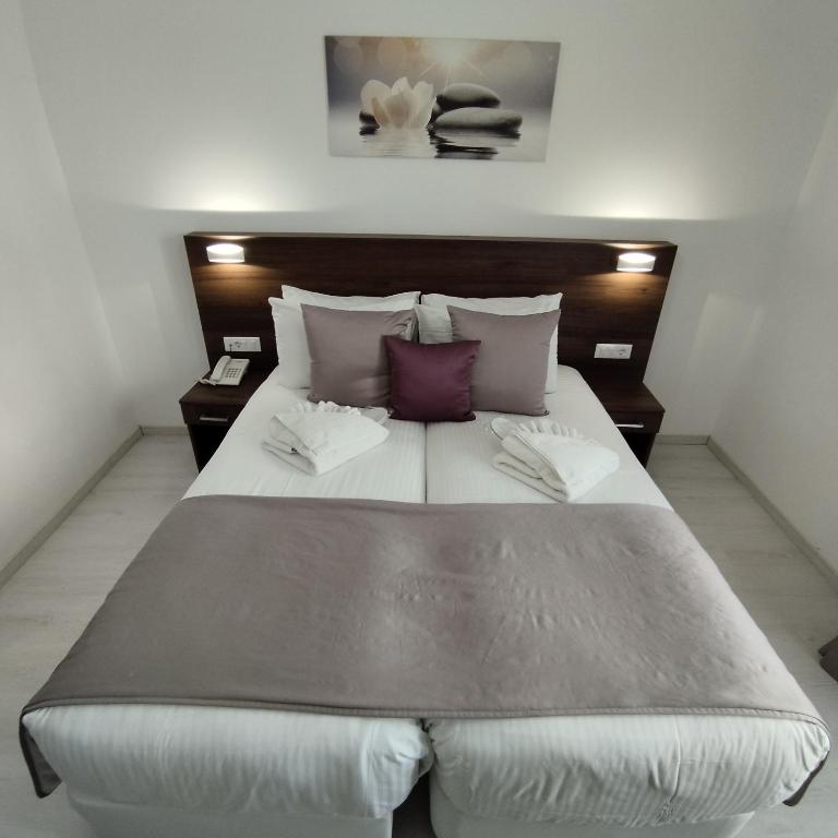 Postel nebo postele na pokoji v ubytování International Atene hotel