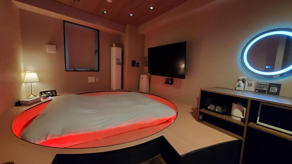 TV a/nebo společenská místnost v ubytování HOTEL THE HOTEL SHINJUKU (Adult Only)