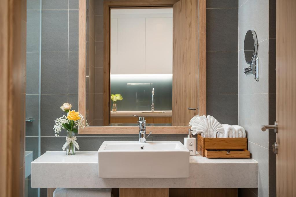 DeLaSea Ha Long Hotel - Modern Bayview Escape - 12