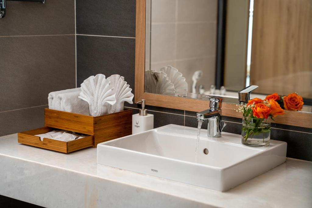 DeLaSea Ha Long Hotel - Modern Bayview Escape - 10