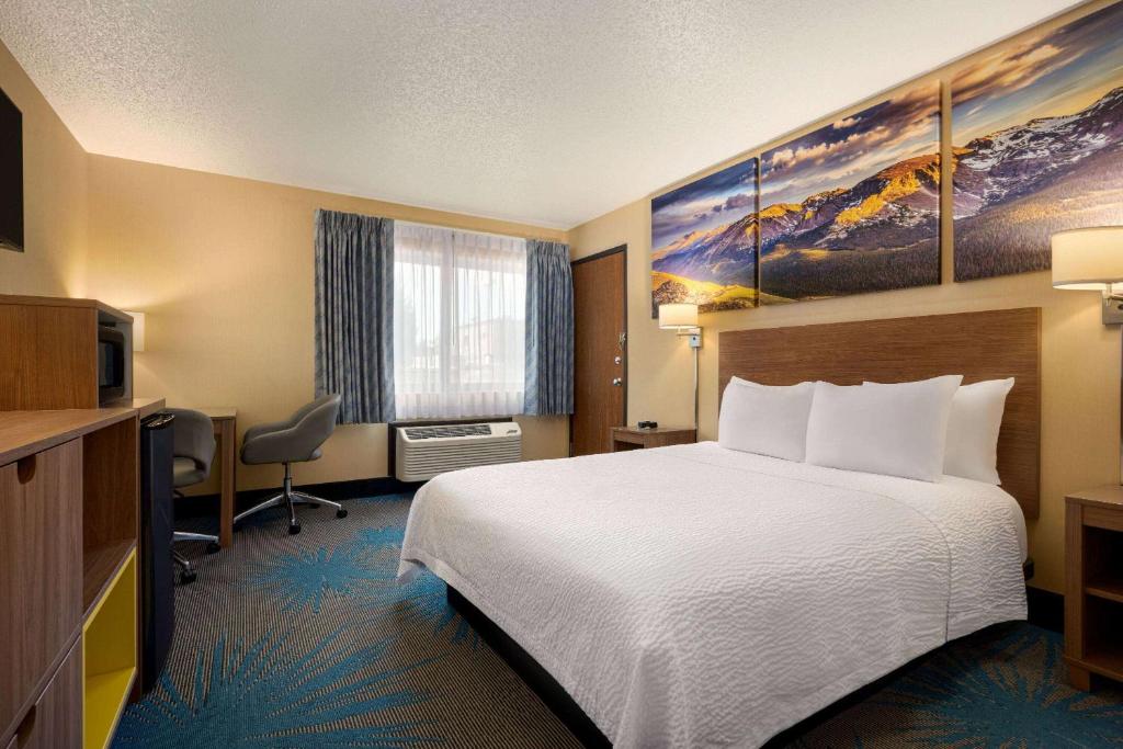 Days Inn by Wyndham Carbondale - Queen Room, Disability Access, Non-Smoking