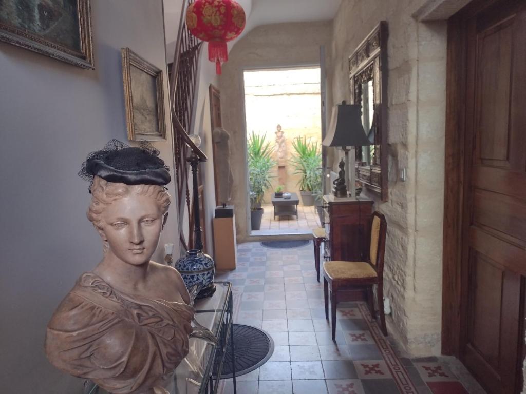 une statue d'une femme dans un couloir dans l'établissement Au Gré Du Voyage, à Uzès
