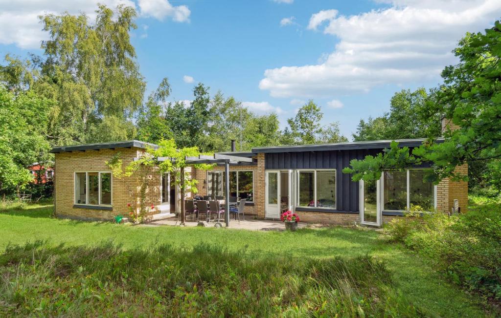 Zahrada ubytování Pet Friendly Home In Glesborg With Wifi