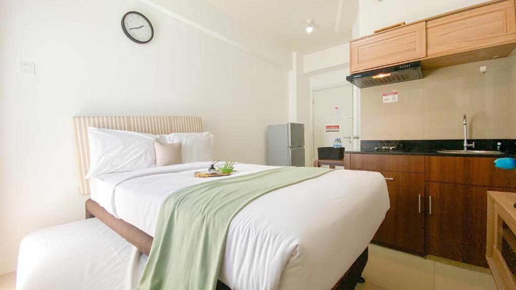 Studio Green Pramuka City Apartment with Mall Access By Travelio - Studio
