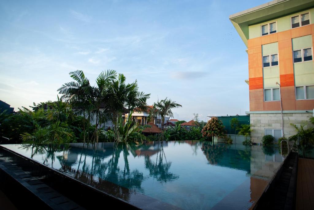 Bazén v ubytování HARRIS Hotel & Residences Riverview Kuta, Bali nebo v jeho okolí