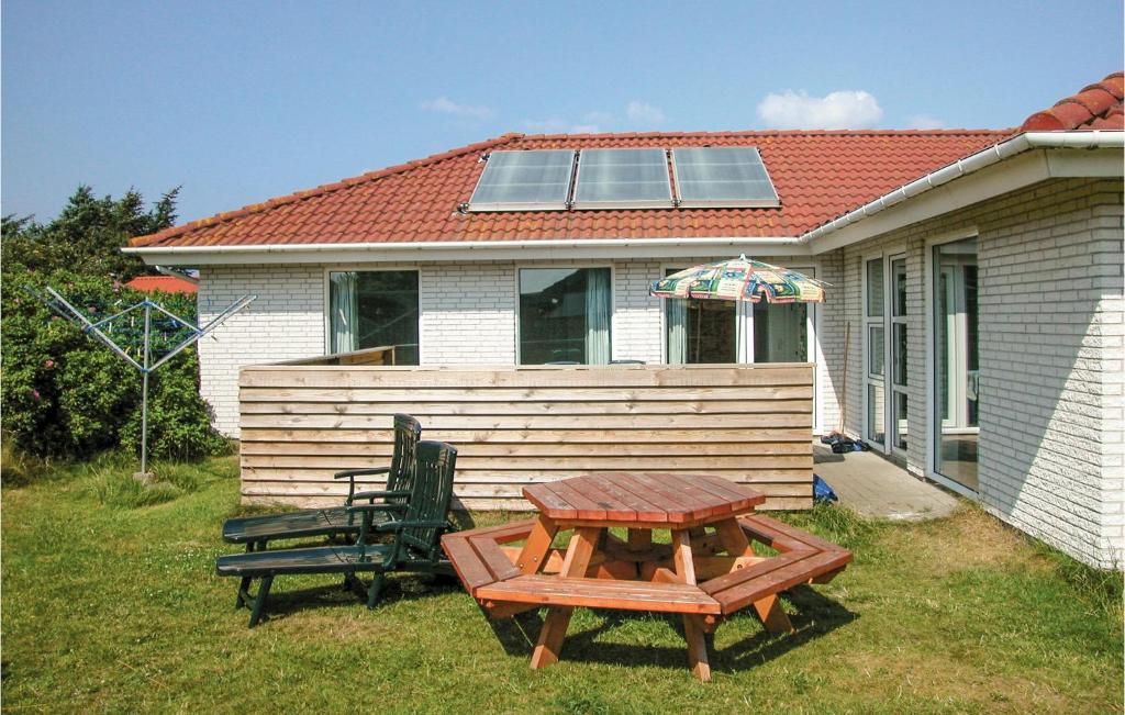 Zahrada ubytování Nice Home In Blokhus With Sauna