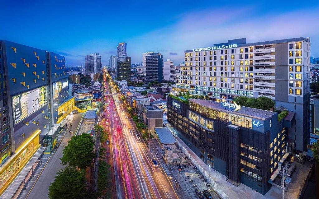 eine Aussicht auf eine Stadt mit Gebäuden und Verkehr in der Unterkunft The Quarter Ladprao by UHG in Bangkok