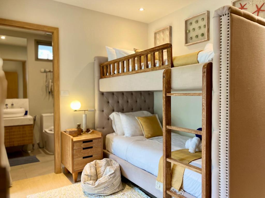 Postel nebo postele na pokoji v ubytování Trichada Villas by RESAVA