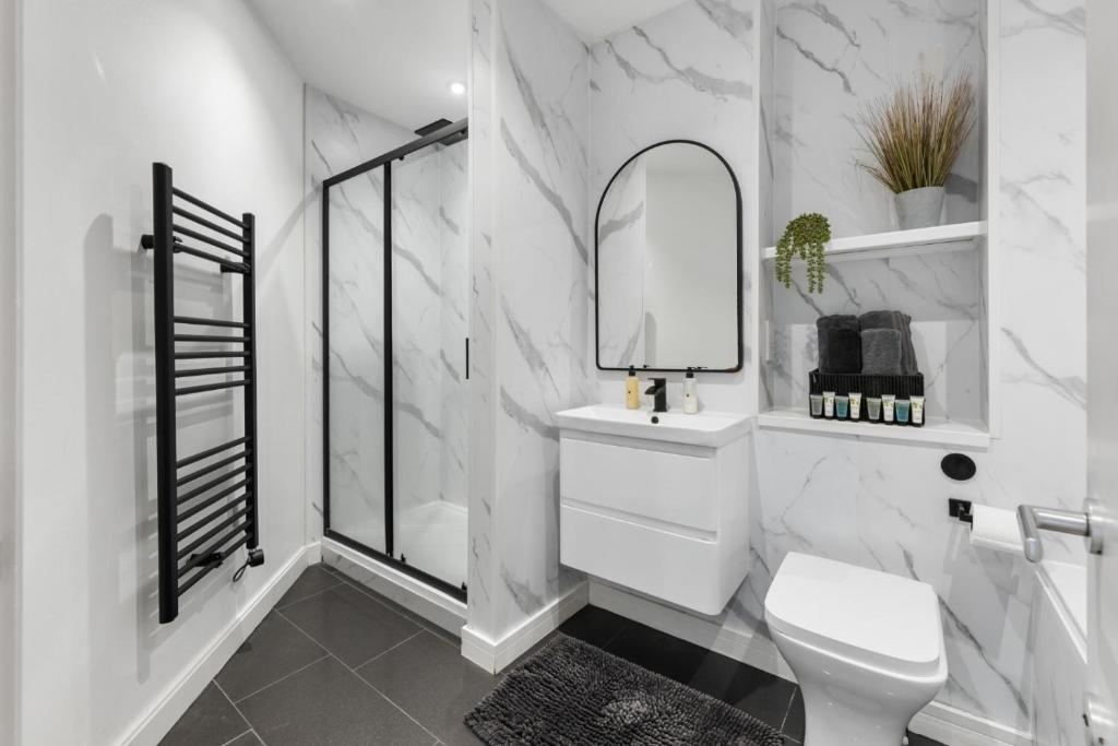 Koupelna v ubytování The Olive Tree with balcony and parking