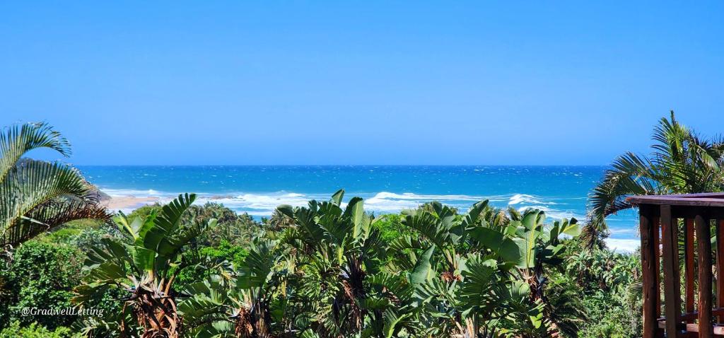 una vista dell'oceano da un balcone di Milkwood Lodge 2 - Sleeps 8 a Port Edward