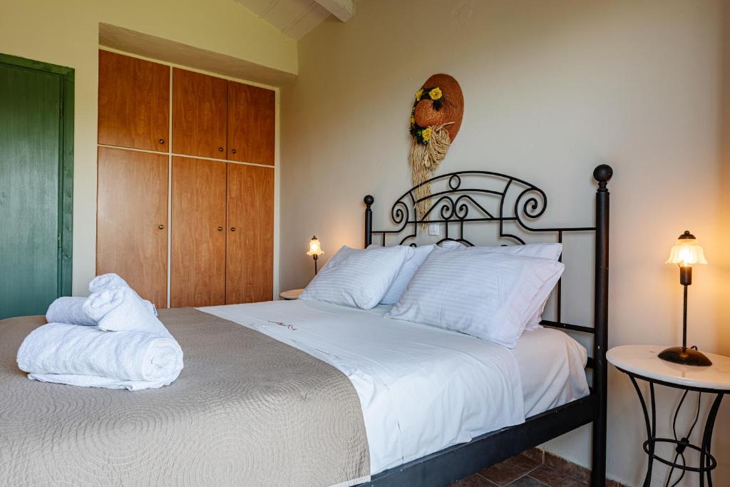 Letto o letti in una camera di Ilyessa Cottages