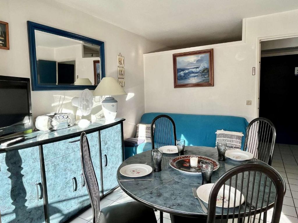 une salle à manger avec une table et des chaises dans l'établissement Appartement 2 pièces cabine 4 couchages ARGELES SUR MER AR370-072, à Argelès-sur-Mer