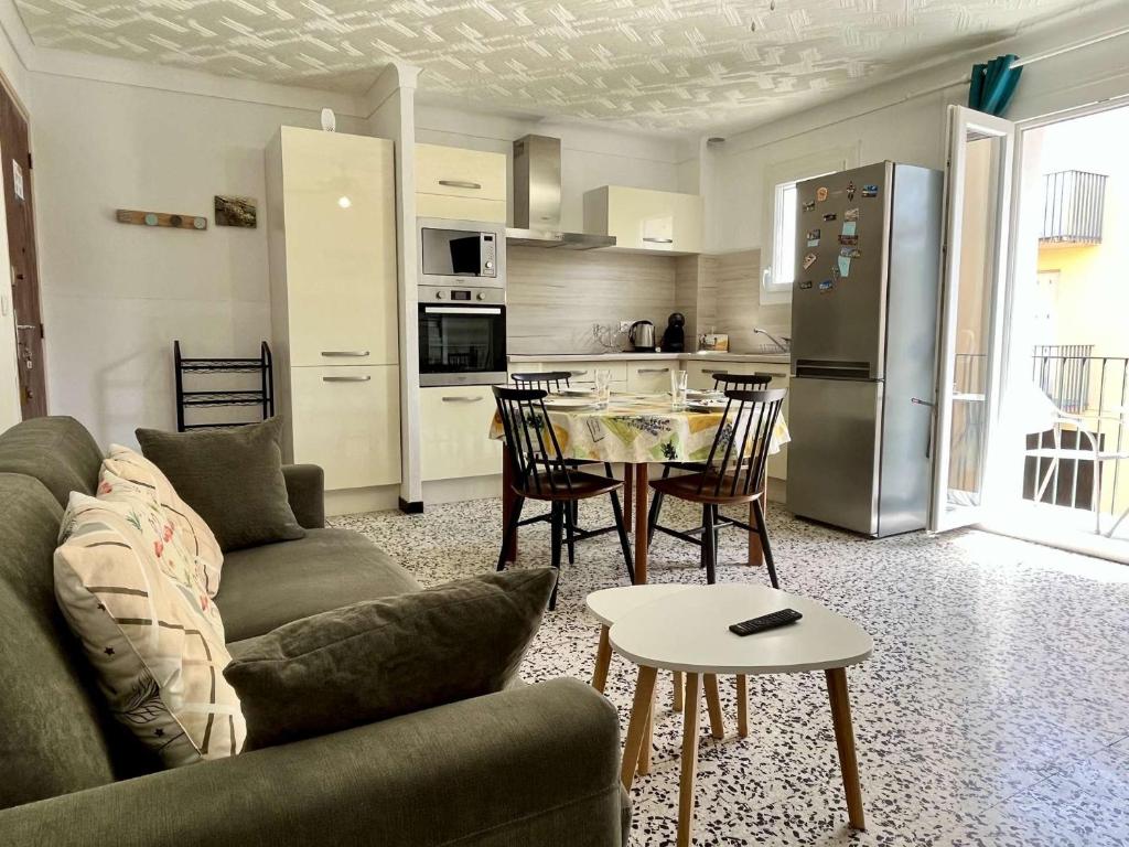 un salon avec un canapé et une table dans l'établissement Appartement 2 pièces 4 couchages AR860-B24, à Argelès-sur-Mer