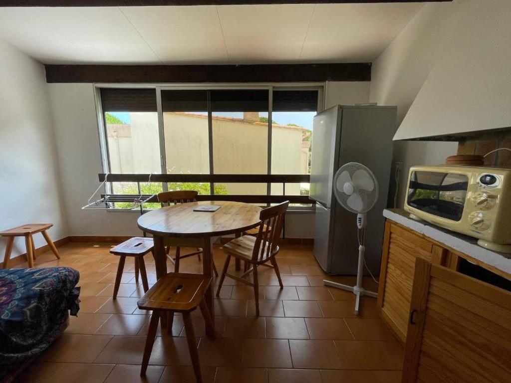 une cuisine avec une table et un réfrigérateur dans l'établissement Appartement 2 pièces 4 couchages ARGELES SUR MER AR590-814, à Argelès-sur-Mer