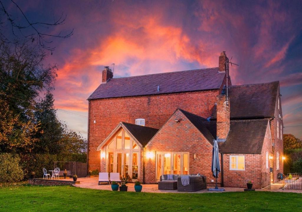 ShenstoneにあるBank Farm House - Stunning House & Gardensの大煉瓦造りの家