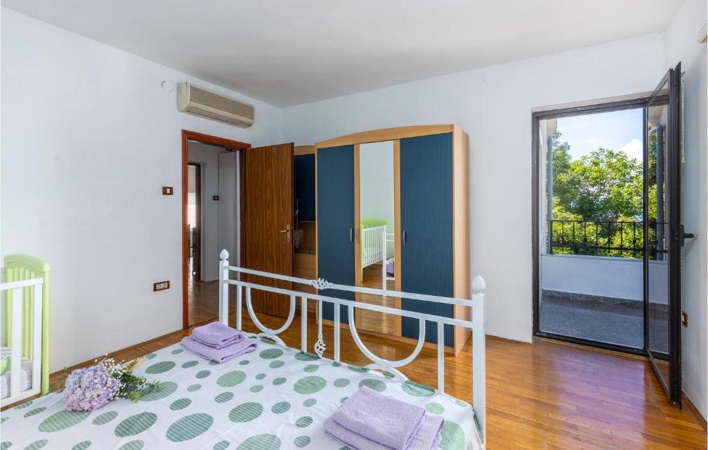 Posteľ alebo postele v izbe v ubytovaní 6 Bedroom Stunning Home In Spincici