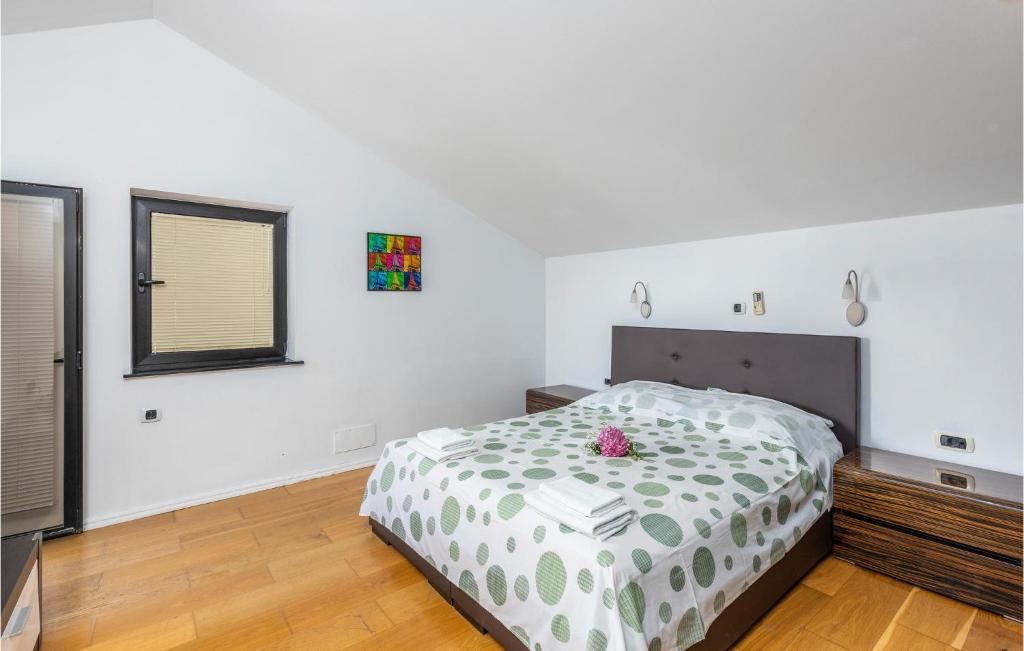 Posteľ alebo postele v izbe v ubytovaní 6 Bedroom Stunning Home In Spincici