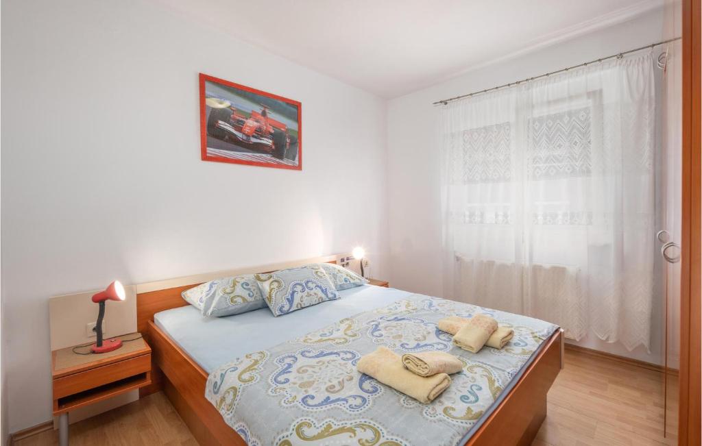 Postel nebo postele na pokoji v ubytování 5 Bedroom Stunning Home In Crikvenica