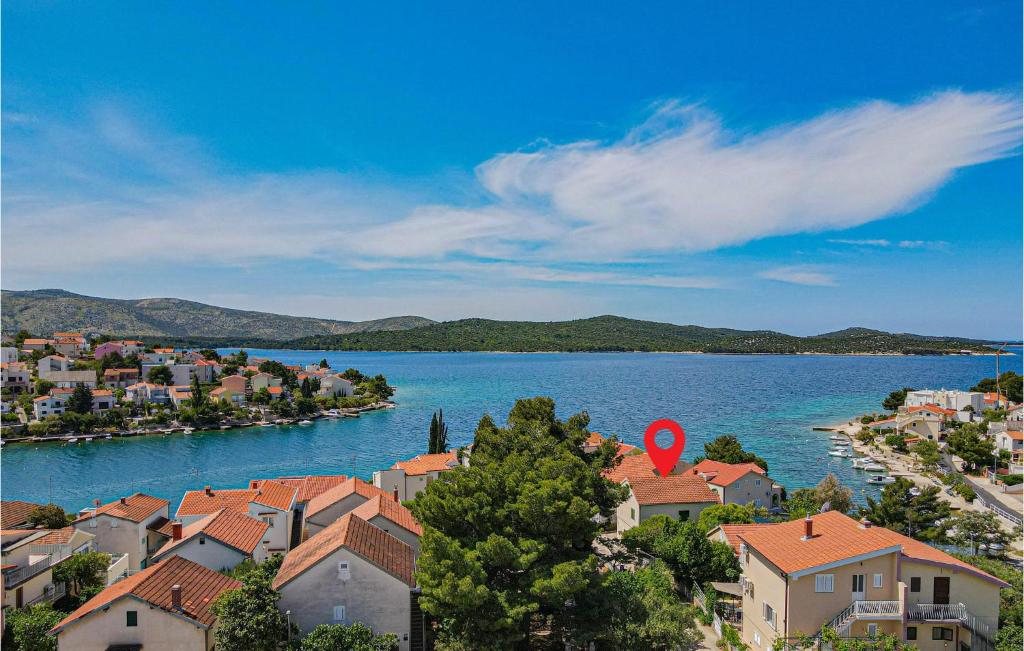 Blick auf eine Stadt und einen See mit einem roten Marker in der Unterkunft Four-Bedroom Holiday Home In Zaboric in Zaboric