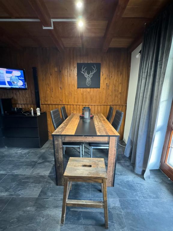 A television and/or entertainment centre at Chata na Liptove