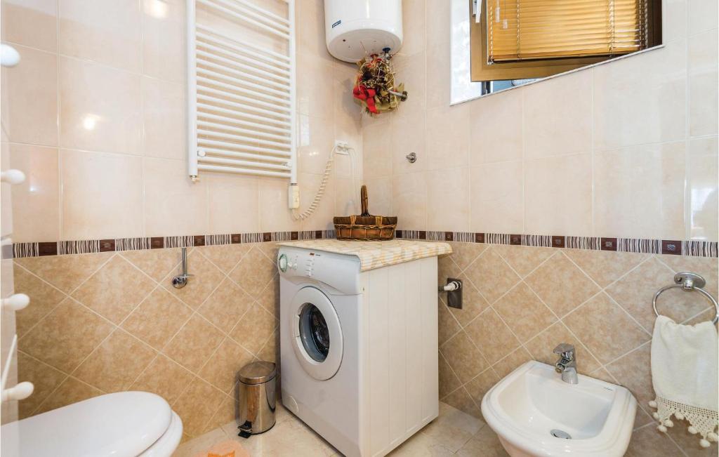 Koupelna v ubytování 3 Bedroom Stunning Apartment In Senj