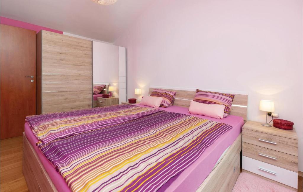 Postel nebo postele na pokoji v ubytování Four-Bedroom Holiday Home In Tkon