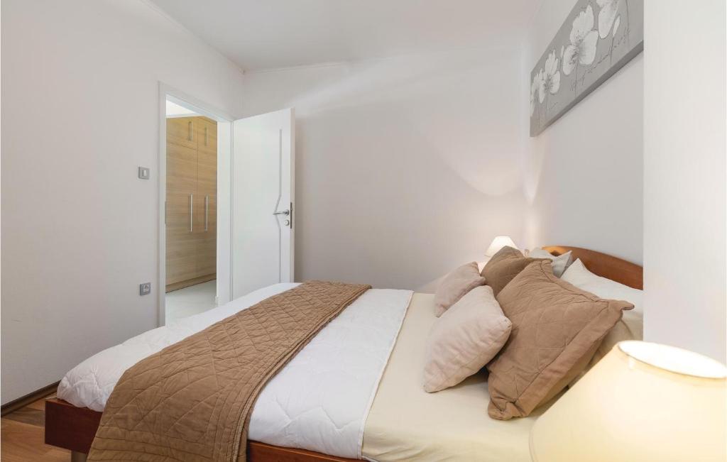 Łóżko lub łóżka w pokoju w obiekcie Apartment Labin Duga Luka