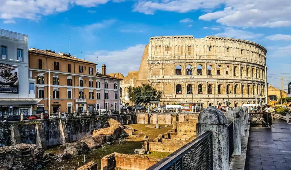 widok na koloseum i koloseum w obiekcie Colosseo Rooms Imperial Rome w Rzymie