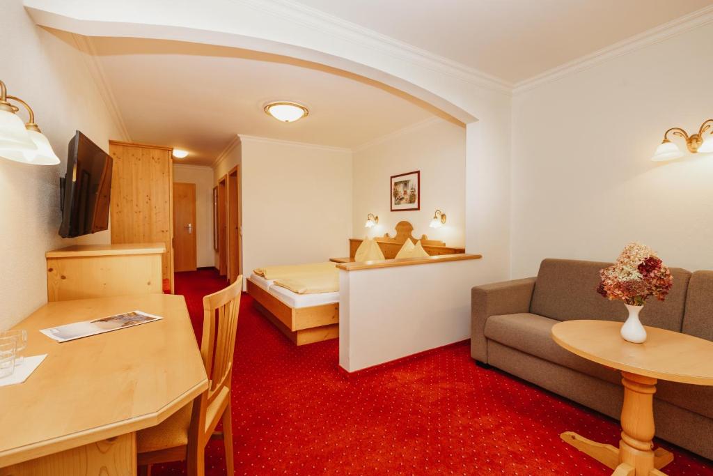 TV a/nebo společenská místnost v ubytování Hotel Lammwirt