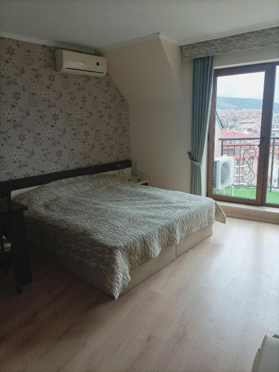 Postel nebo postele na pokoji v ubytování Studio w Hotel Grand
