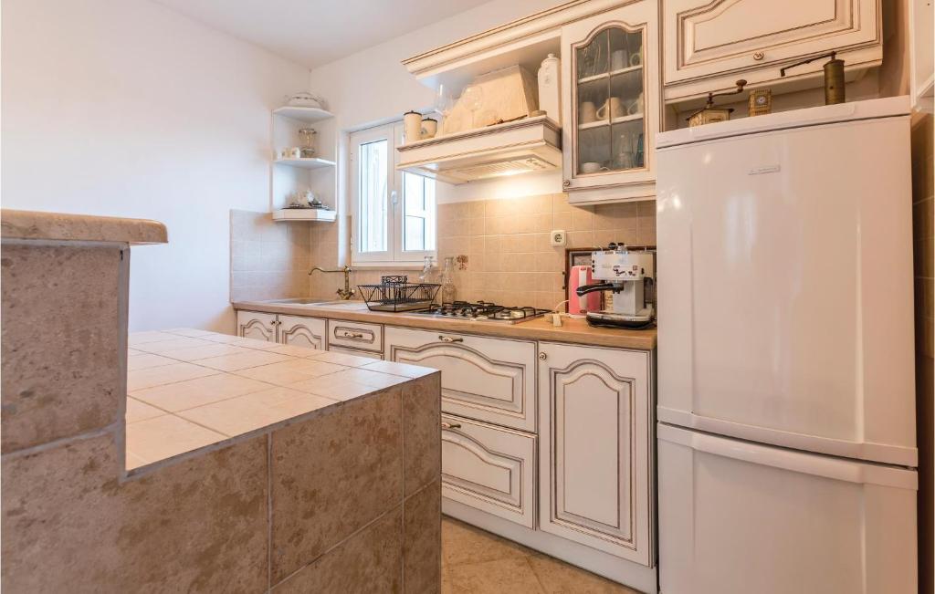Kuchyňa alebo kuchynka v ubytovaní Four-Bedroom Holiday Home In Kastel Novi