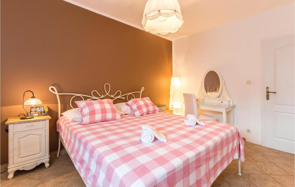 Posteľ alebo postele v izbe v ubytovaní Four-Bedroom Holiday Home In Kastel Novi