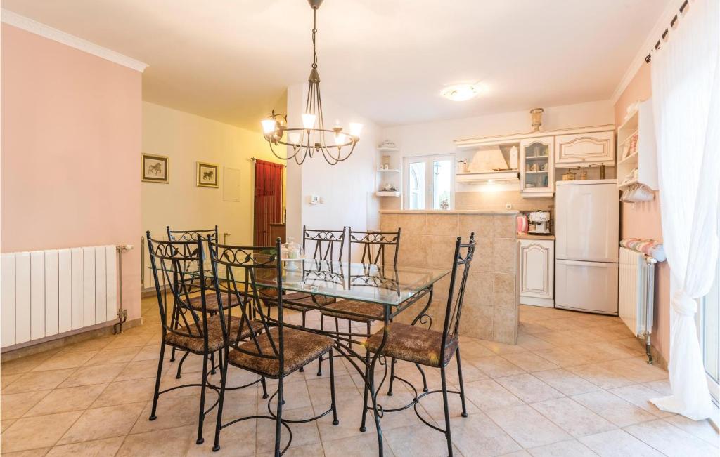 Kuchyňa alebo kuchynka v ubytovaní Four-Bedroom Holiday Home In Kastel Novi