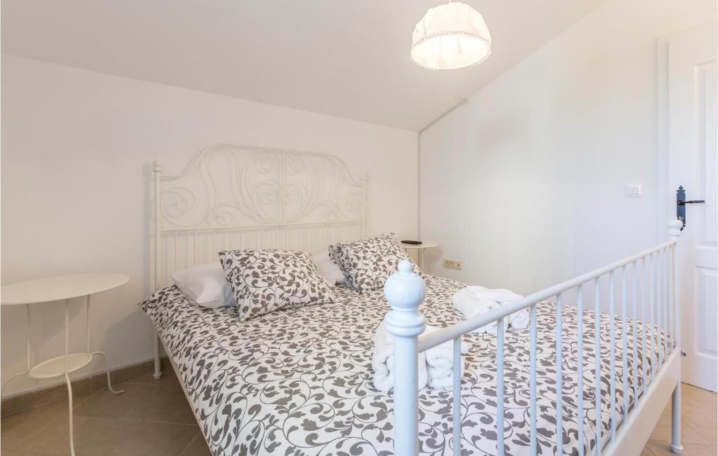 Posteľ alebo postele v izbe v ubytovaní Four-Bedroom Holiday Home In Kastel Novi