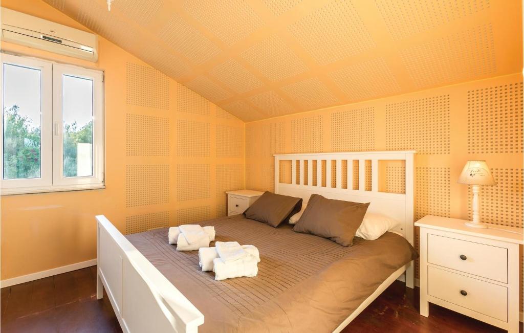 Posteľ alebo postele v izbe v ubytovaní Four-Bedroom Holiday Home In Kastel Novi