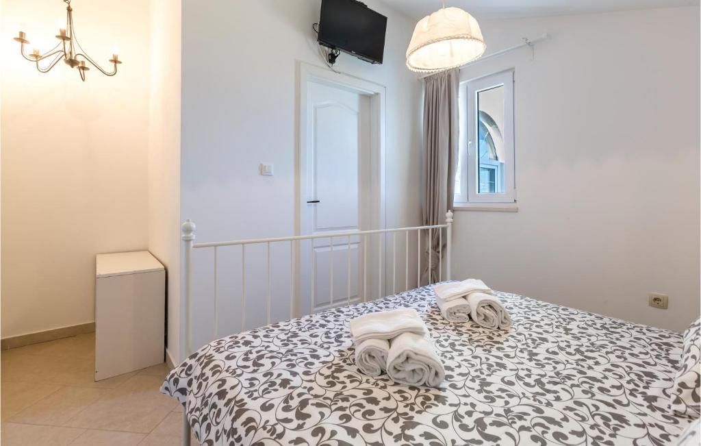 Posteľ alebo postele v izbe v ubytovaní Four-Bedroom Holiday Home In Kastel Novi