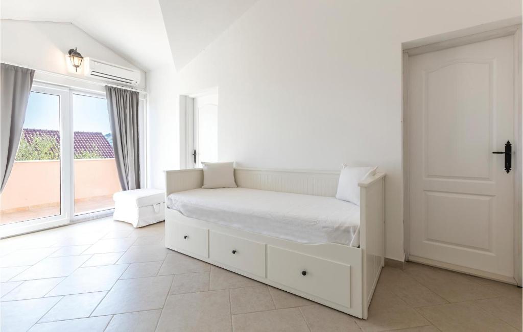 Posteľ alebo postele v izbe v ubytovaní Four-Bedroom Holiday Home In Kastel Novi