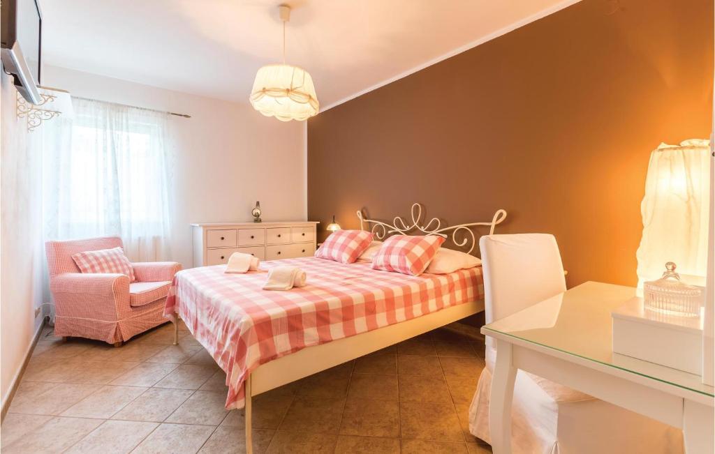 Posteľ alebo postele v izbe v ubytovaní Four-Bedroom Holiday Home In Kastel Novi