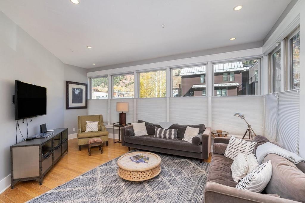 un salon avec un canapé et une télévision dans l'établissement East Side Hideaway condo, à Telluride