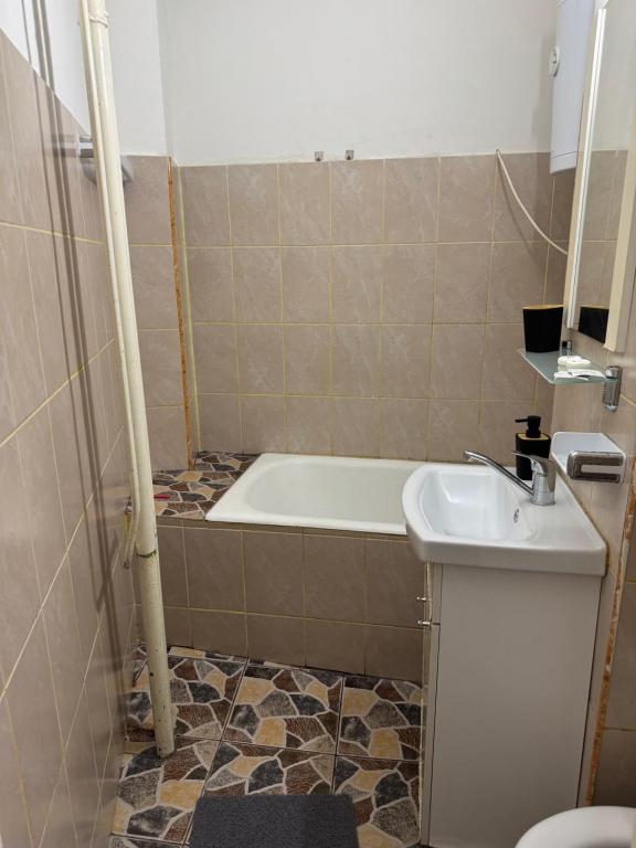 a bathroom with a bath tub and a sink at Damian House in Drobeta-Turnu Severin
