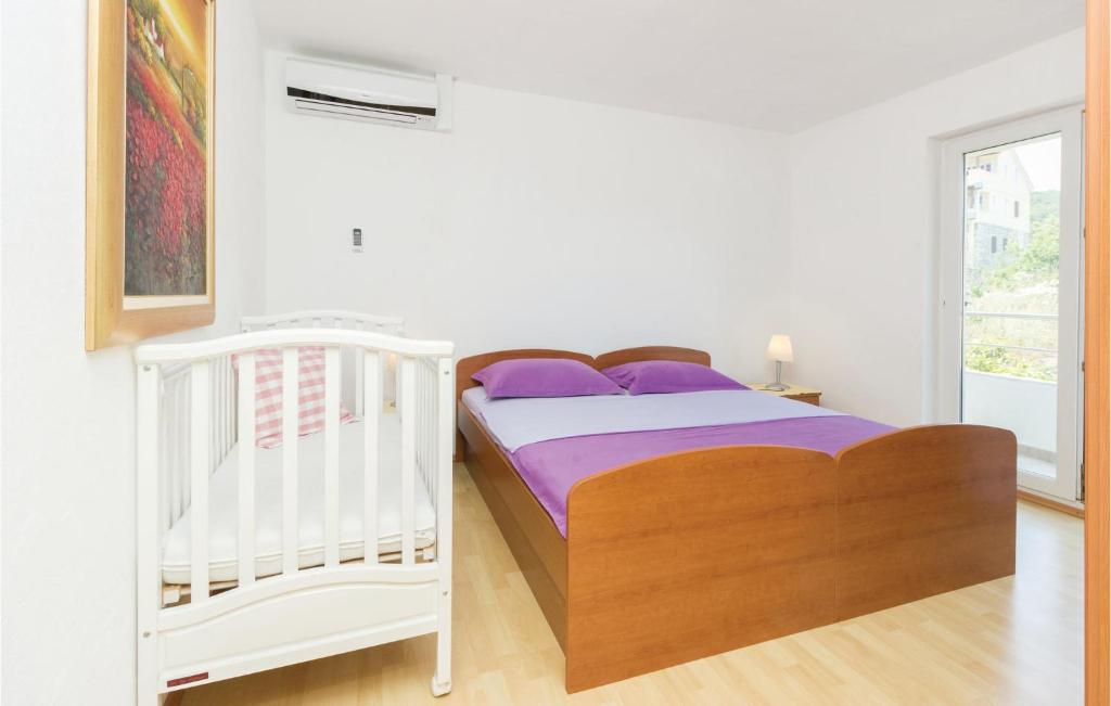 Łóżko lub łóżka w pokoju w obiekcie Apartment Komoseva I