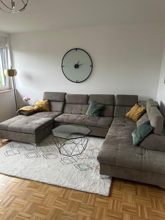Część wypoczynkowa w obiekcie Vaste appartement avec parking gratuit, borne dispo et espace de travail
