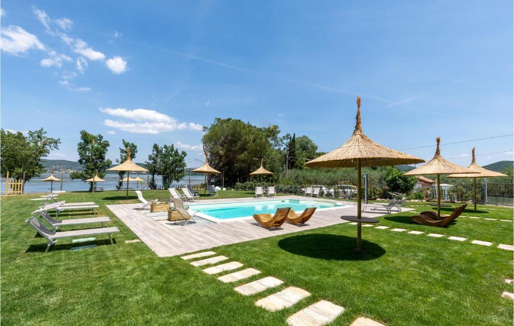 basen z leżakami i parasolami na dziedzińcu w obiekcie Cozy Home In Santarcangelo With Sauna w mieście Sant Arcangelo