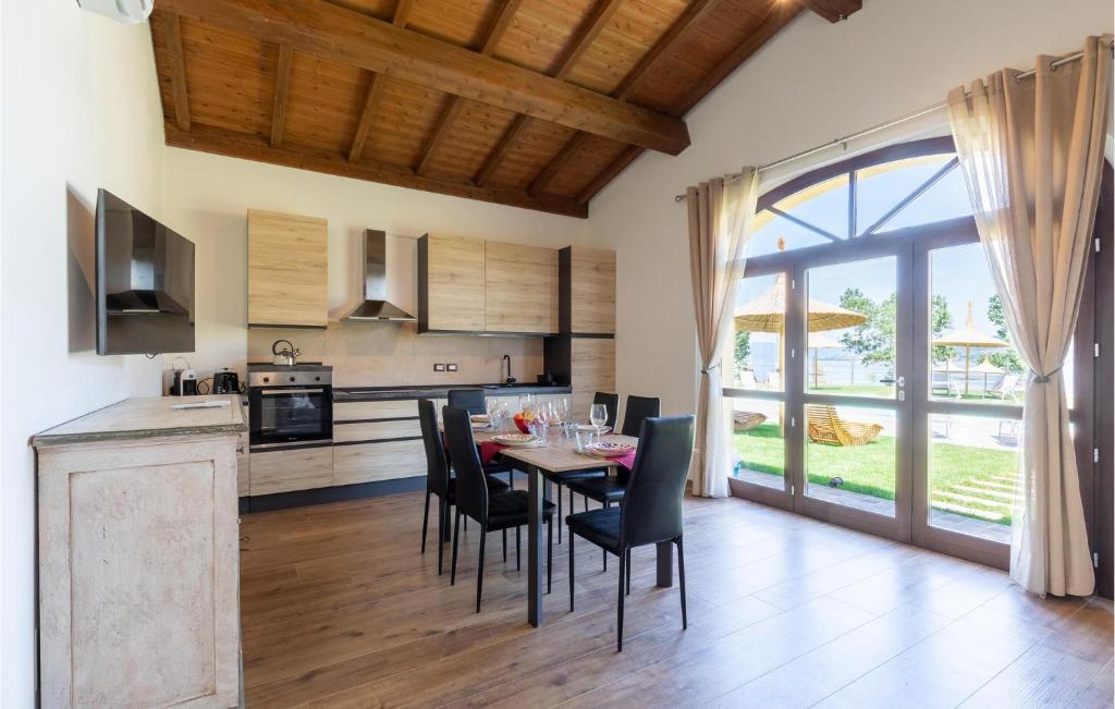 Kuchnia lub aneks kuchenny w obiekcie Cozy Home In Santarcangelo With Sauna