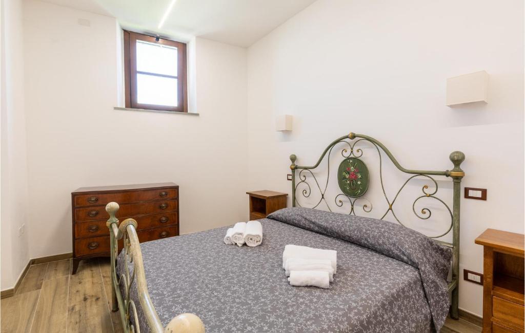 Łóżko lub łóżka w pokoju w obiekcie Cozy Home In Santarcangelo With Sauna