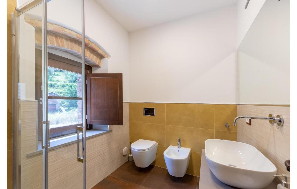 Łazienka w obiekcie Cozy Home In Santarcangelo With Sauna
