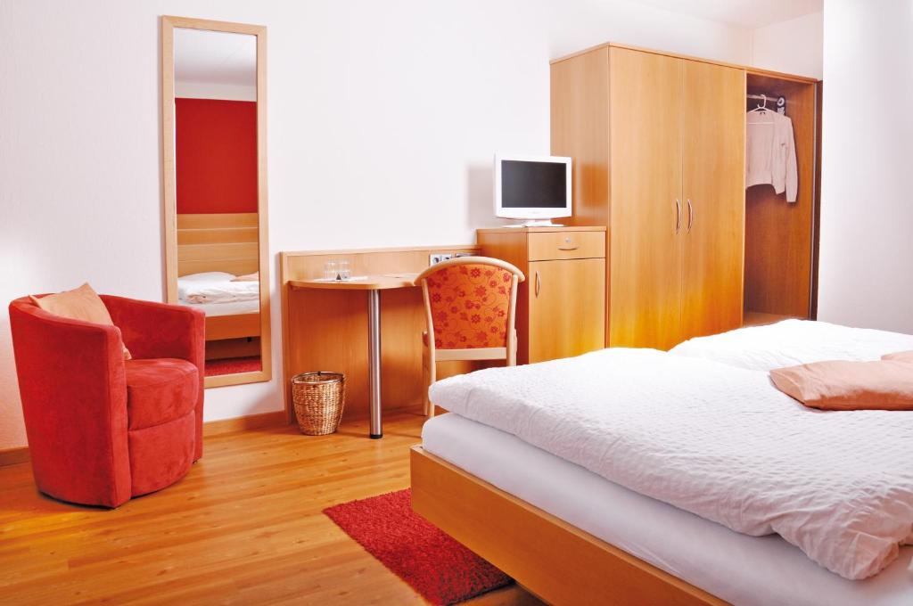 TV a/nebo společenská místnost v ubytování Gartenhotel Feldeck