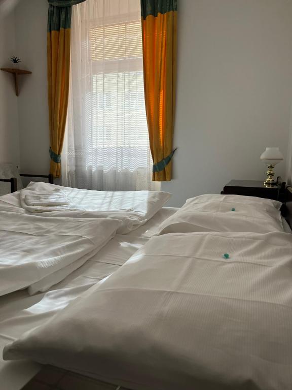Uma cama ou camas num quarto em Hotel Omega Brno