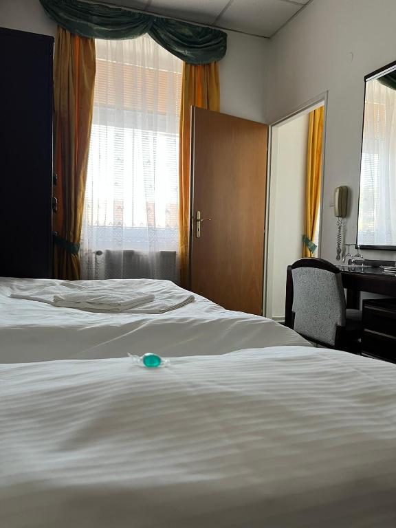 Uma cama ou camas num quarto em Hotel Omega Brno